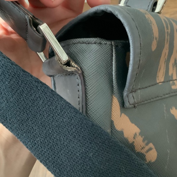 L.A.M.B GWEN STEFANI Large Black Handprint Graphic Messenger Bag Unisex Adult - Picture 10 of 16